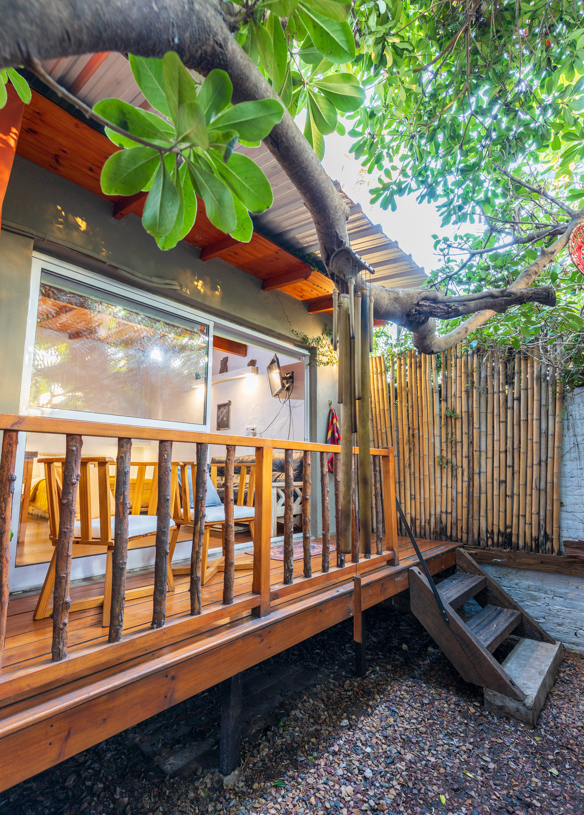 Exterior y deck de Om Shanti