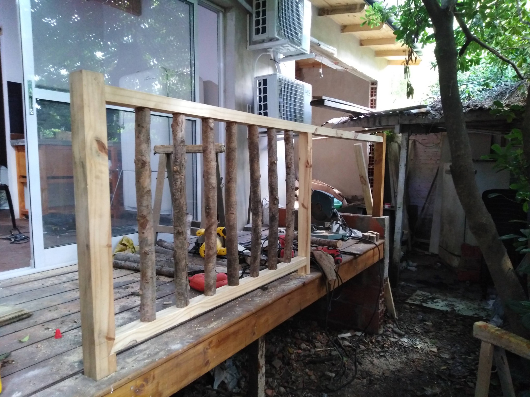Construcción artesanal del deck de Om Shanti
