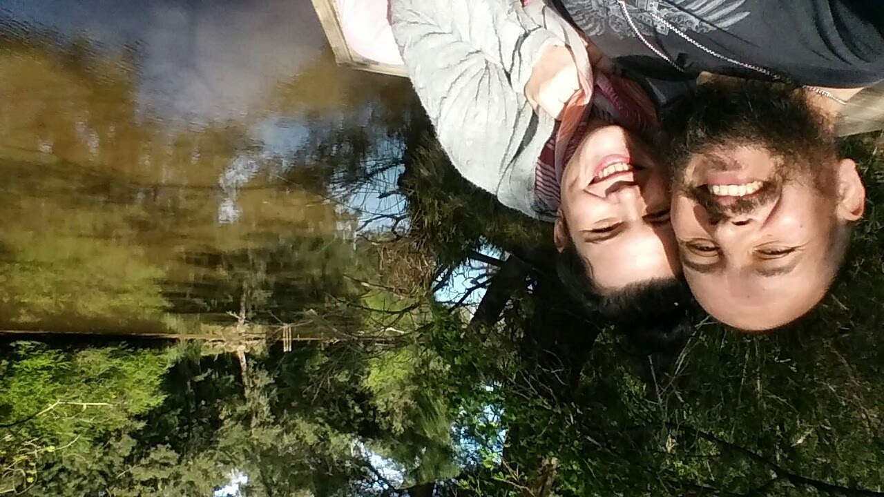 Marcelo y Marisa junto al río, donde empezó a tomar forma la idea de Om Shanti